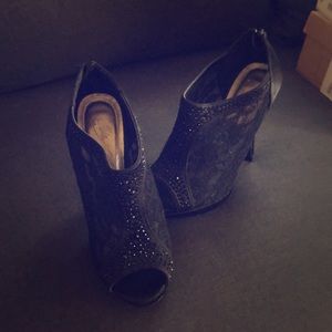 Women’s black lace peep toe heel